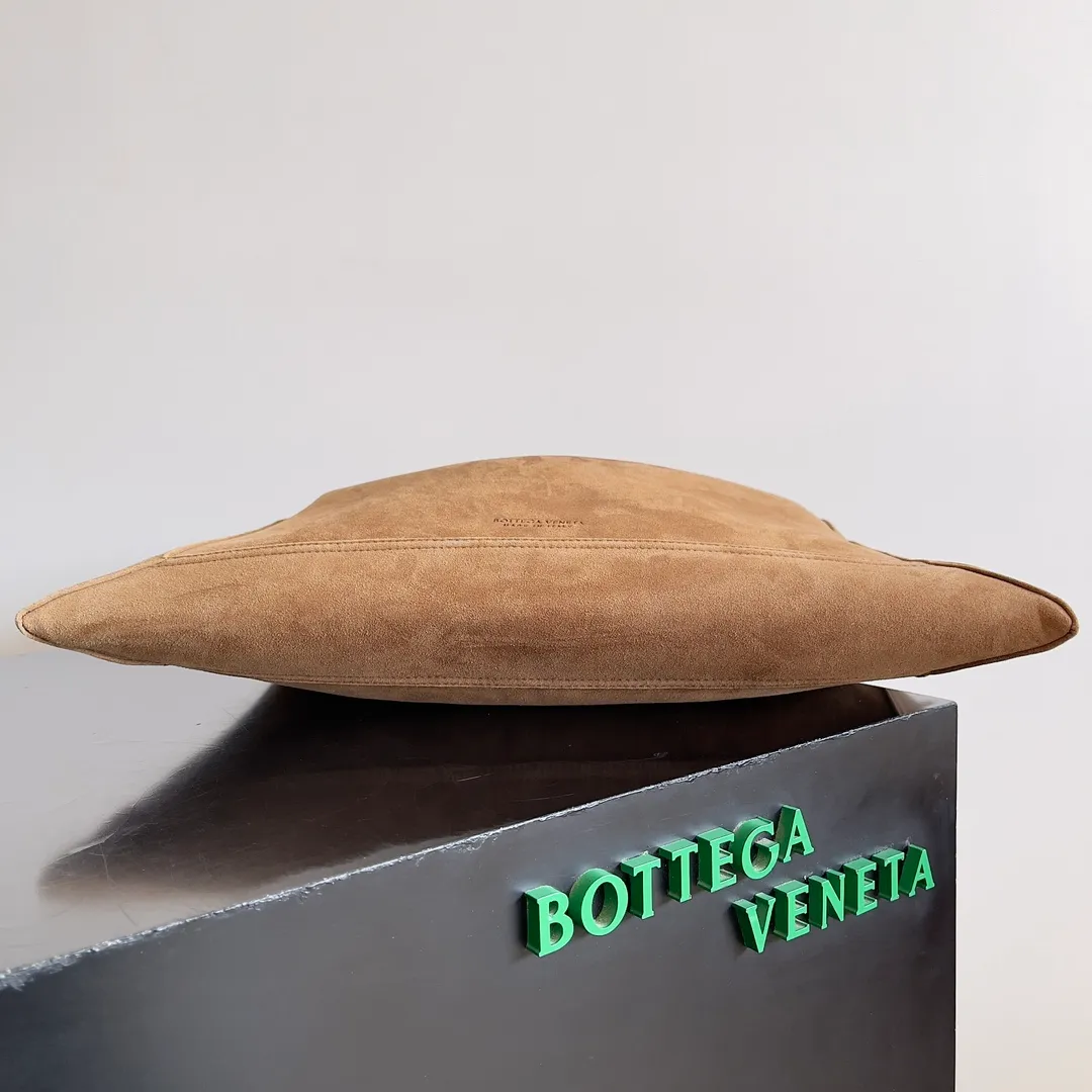 Batch 2080 Bottega Veneta, the flagship product of the 2024 autumn and winter, is making a splash from the catwalk to the streets. It not only brings a strong retro atmosphere, but also can easily interpret different styles through a variety of matching methods. Whether it is a smart and elegant workplace look or casual and comfortable daily wear, fully imported calfskin is a fashion element you can’t miss! Style number: 803977 Size: 41*20*8cm
